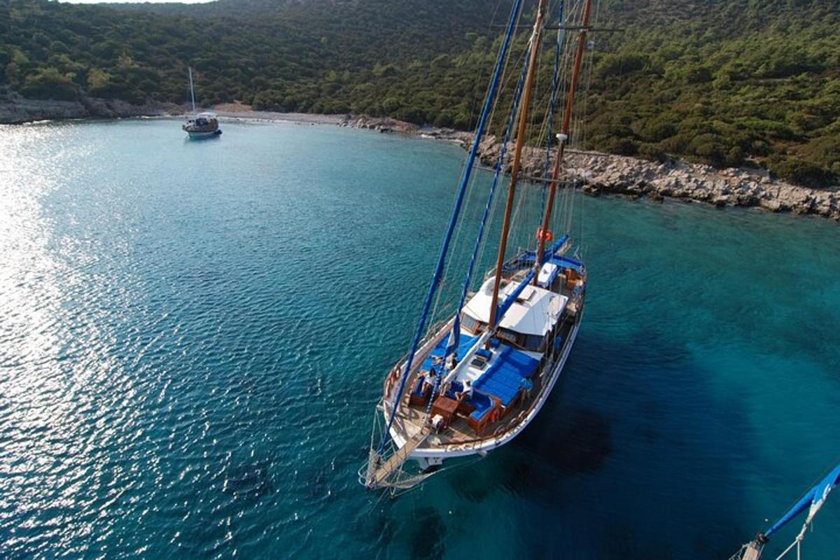μια βάρκα που επιπλέει σε μια μεγάλη υδάτινη μάζα