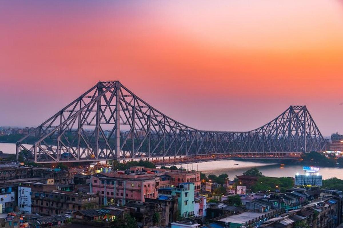 uma ponte sobre um rio com uma cidade