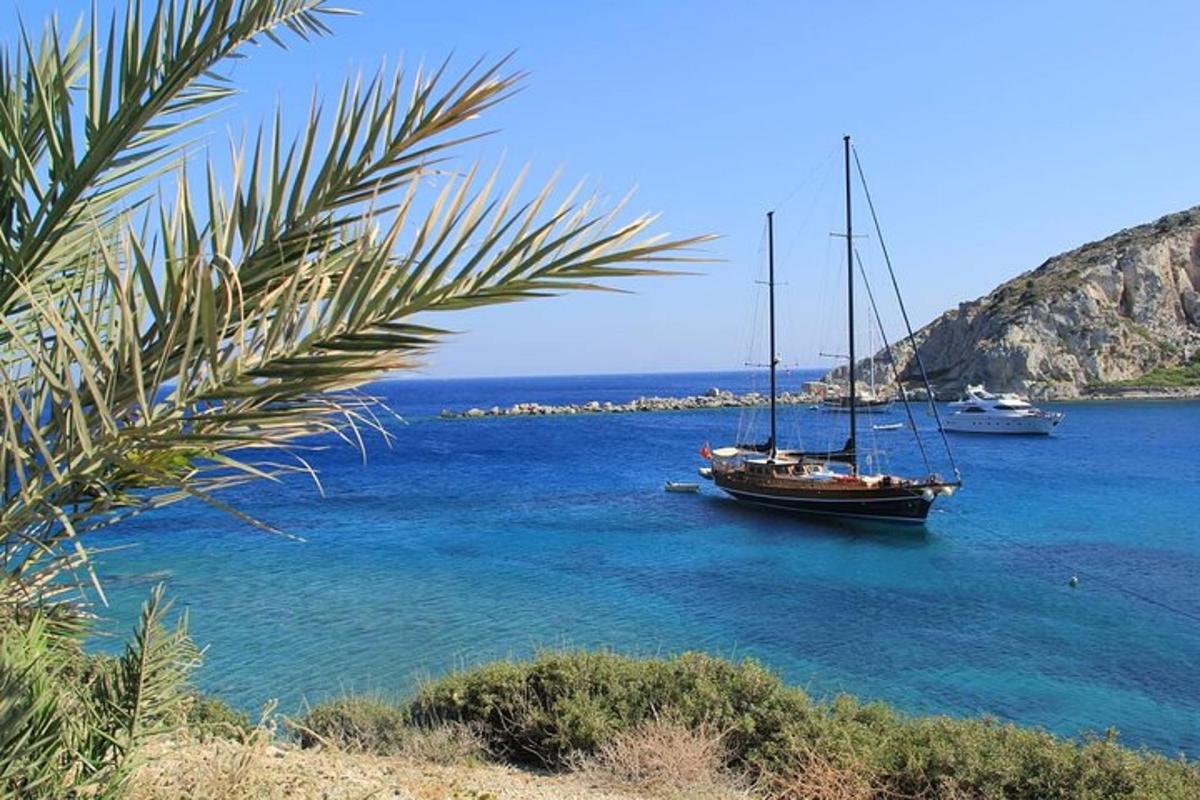 δύο βάρκες είναι αγκυροβολημένες σε ένα μεγάλο υδάτινο σώμα