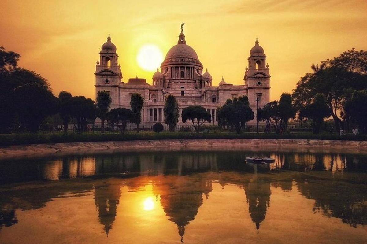 um grande edifício com um reflexo em um corpo d'água