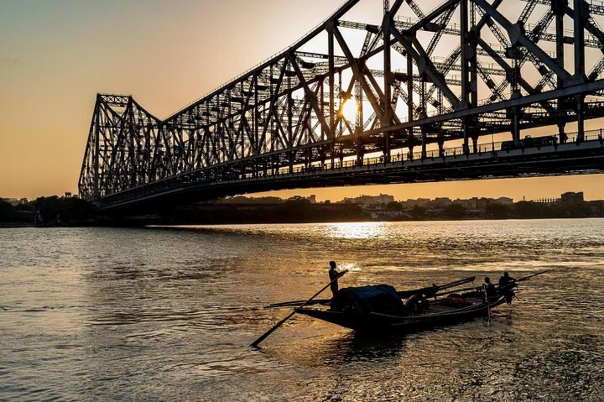 um barco na água em frente a uma ponte