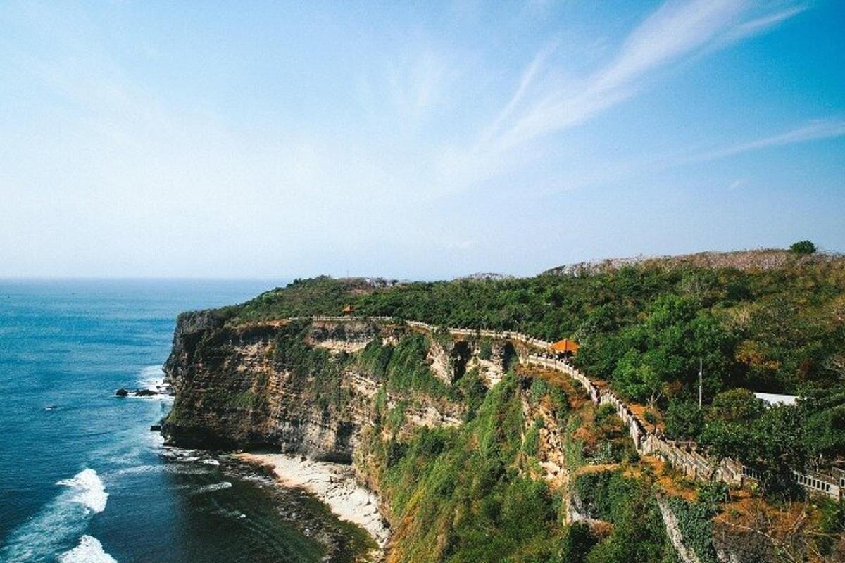 vlak na pečini ob oceanu