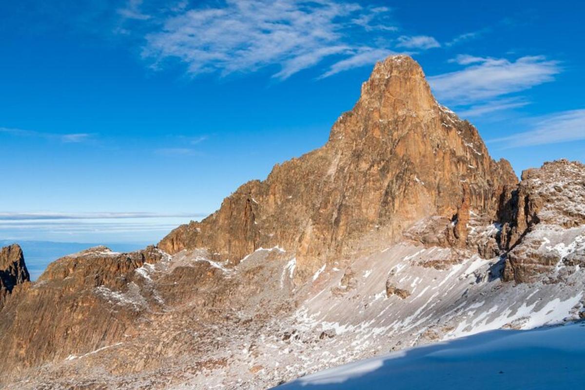 gunung berbatu besar dengan salji di atasnya