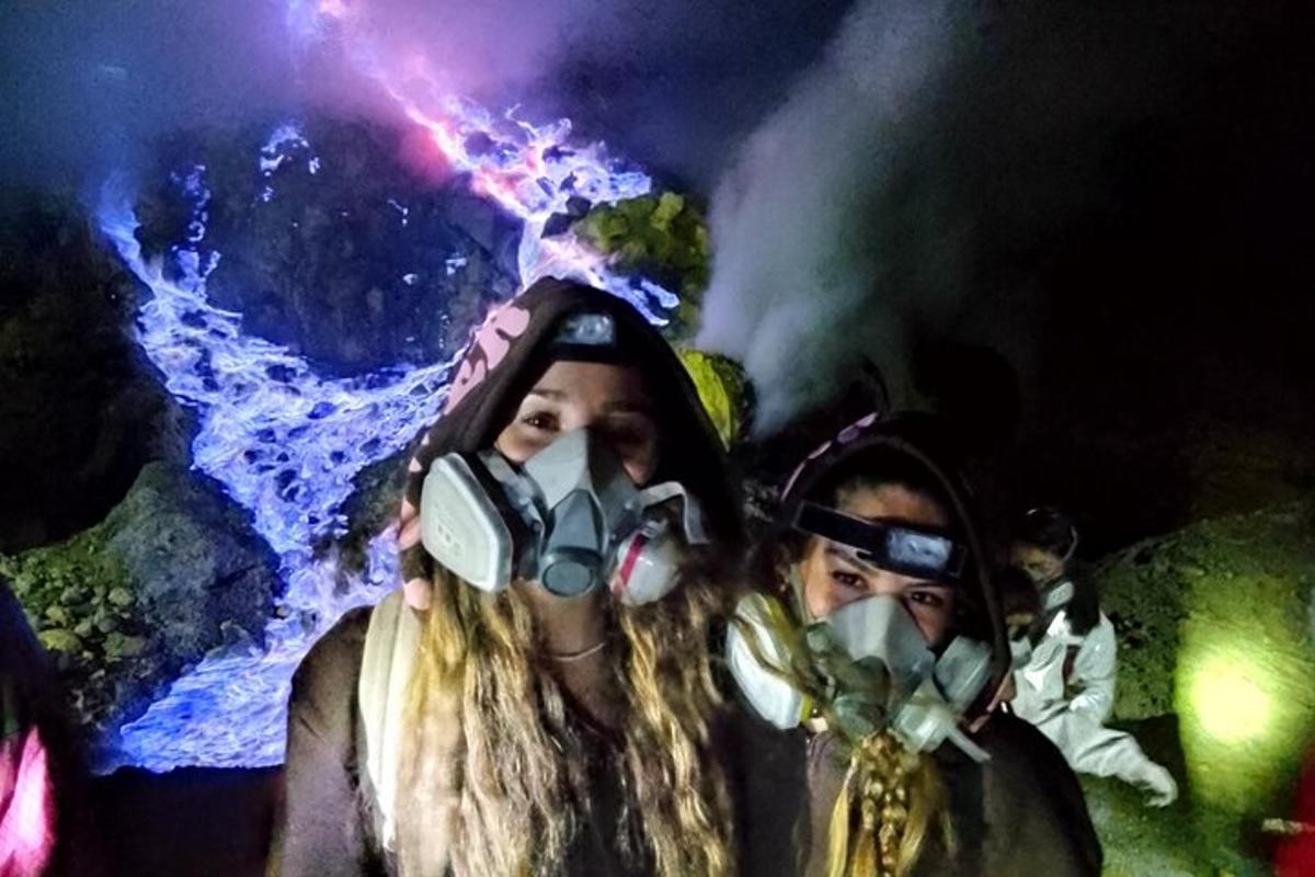 due persone che indossano maschere antigas in una grotta