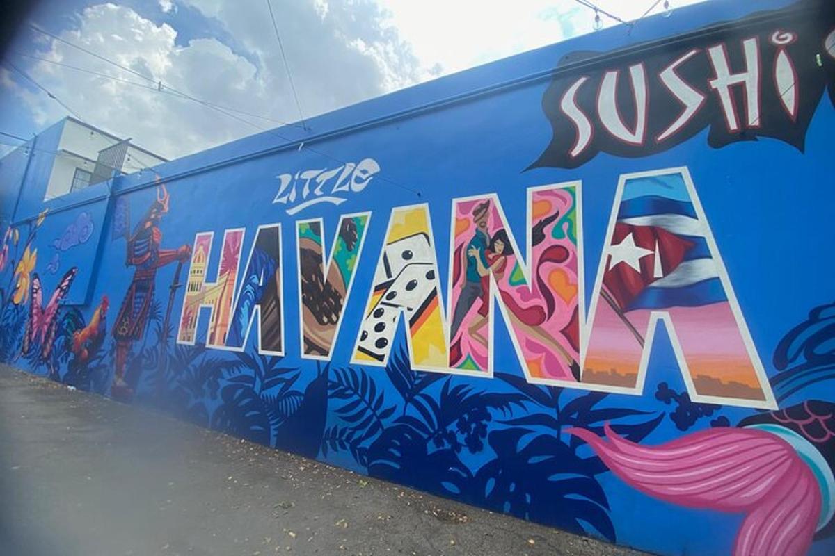sinine rong, mille küljel on grafiti