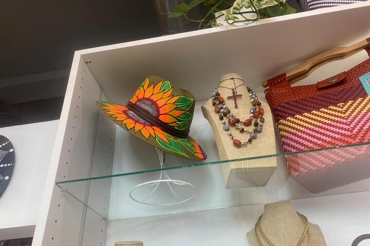 liblikakaunistusega ja kingadega klaasriiul