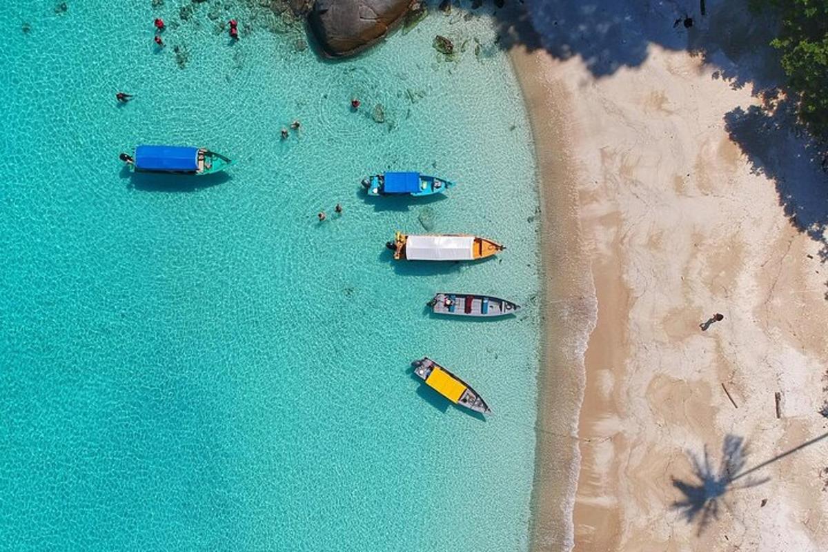 uma vista aérea de barcos na água em uma praia