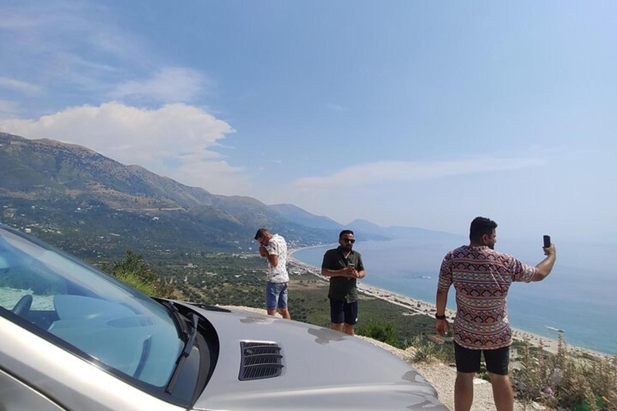 un grup de tres homes drets al costat d'un cotxe