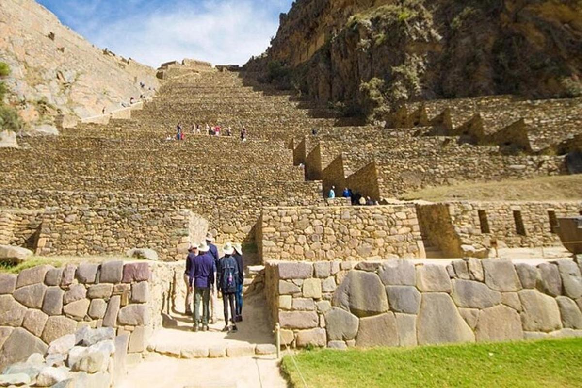 un gruppo di persone che camminano in un anfiteatro