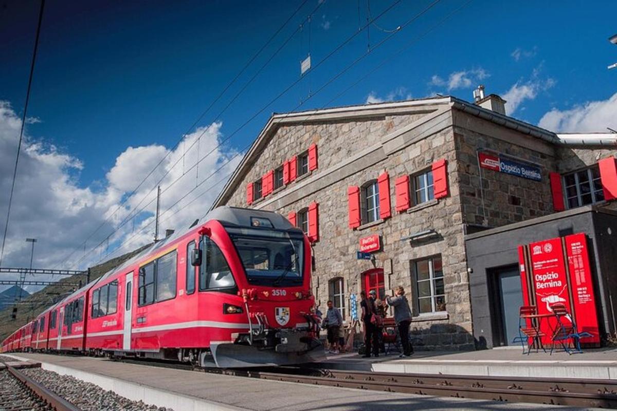 červený vlak stojí na vlakovém nádraží