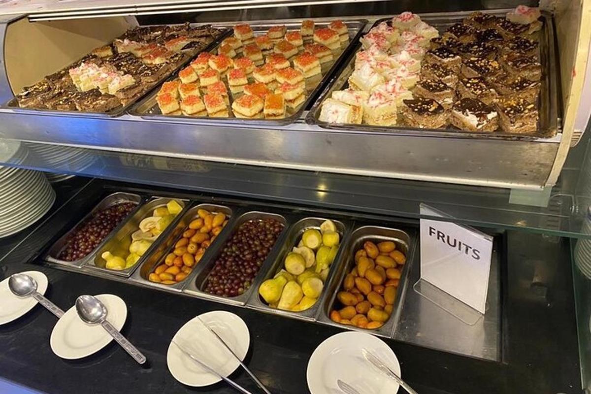 vitrína s mnoha různými druhy jídla
