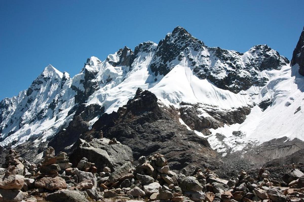 uma grande montanha coberta de neve com um céu azul