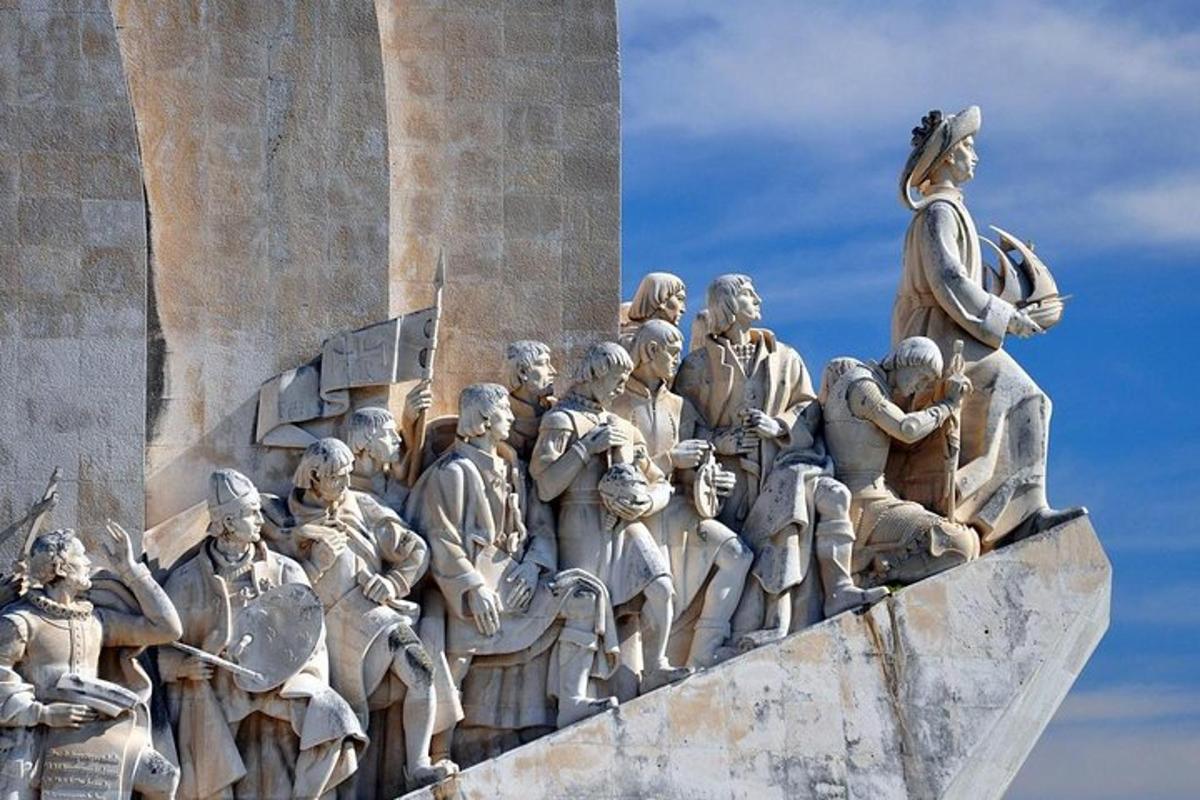 una estatua de un grupo de personas en un monumento