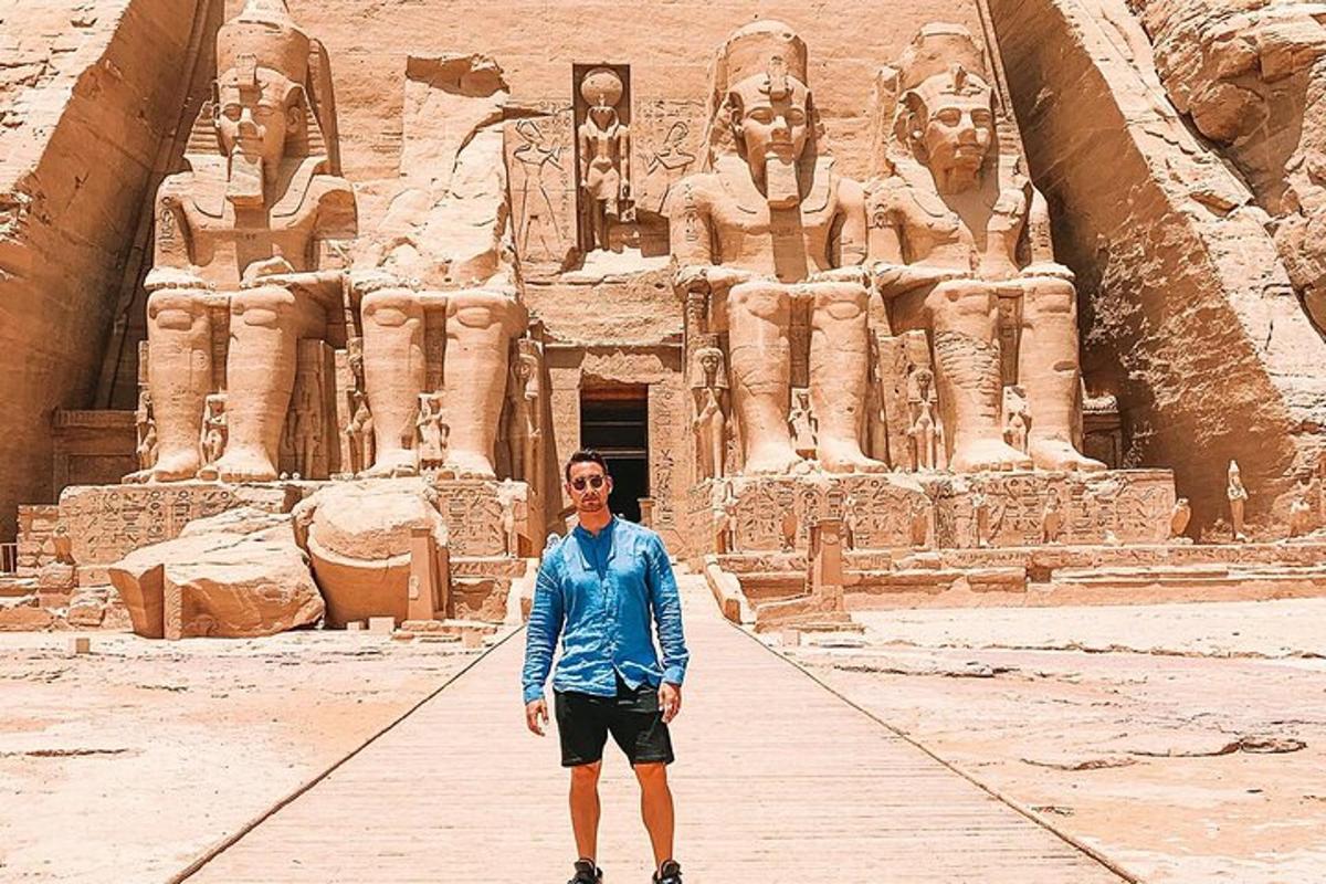 uma mulher em pé em frente às ruínas do templo