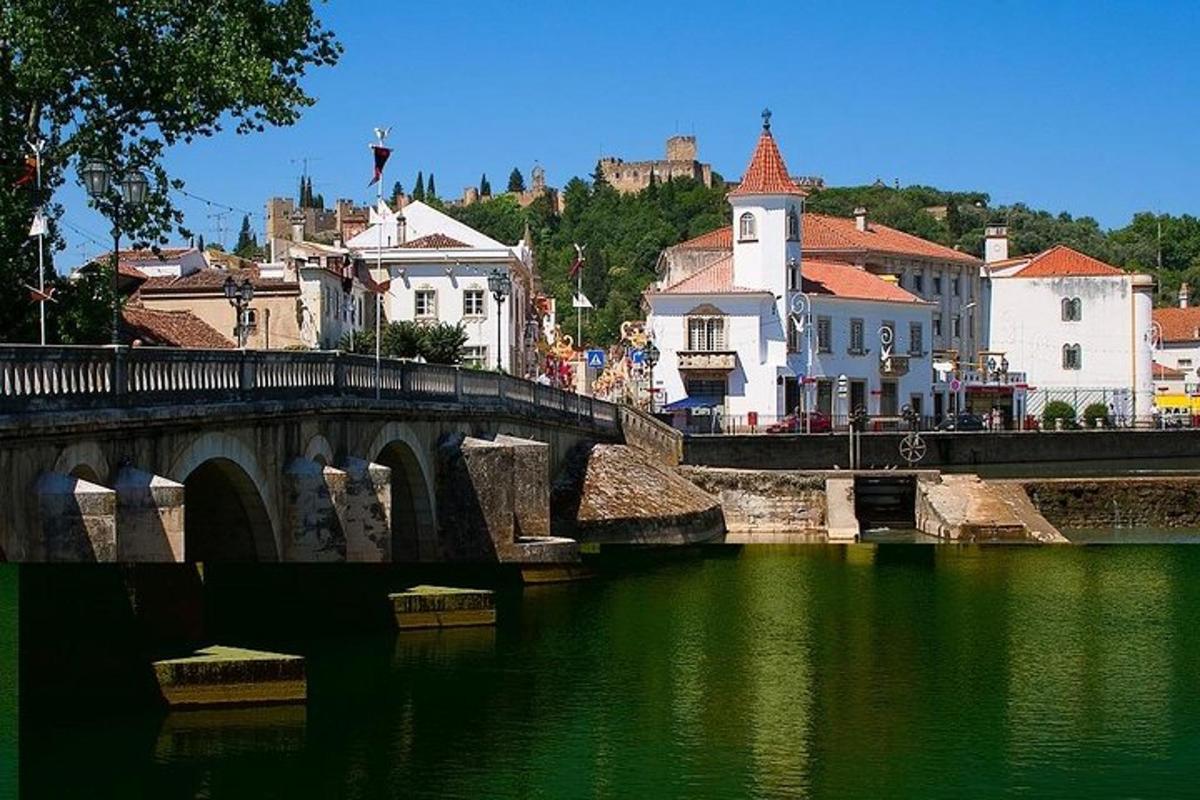 Un puente sobre un río con un pueblo al fondo