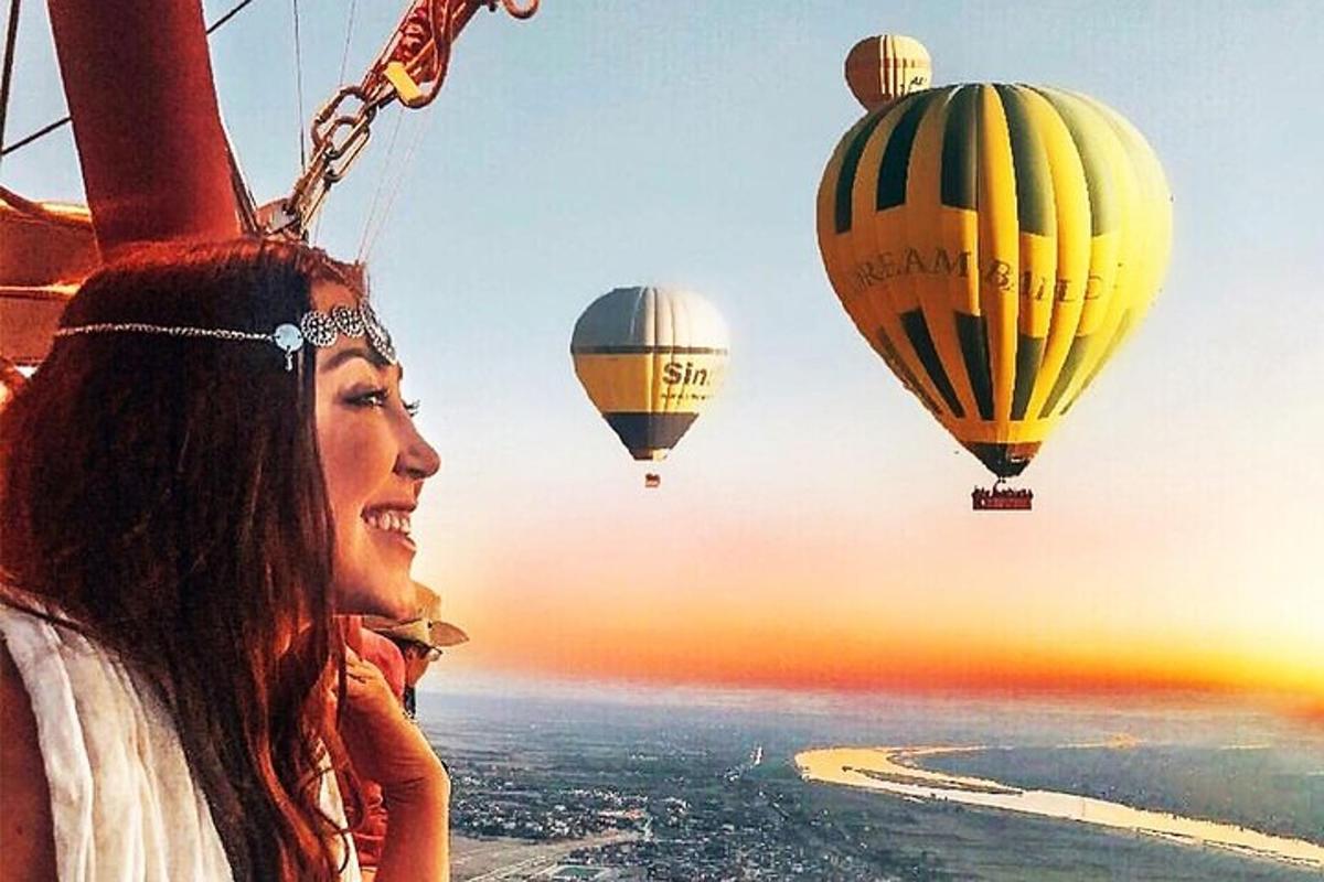 bir kadın sıcak hava balonlarına bakıyor