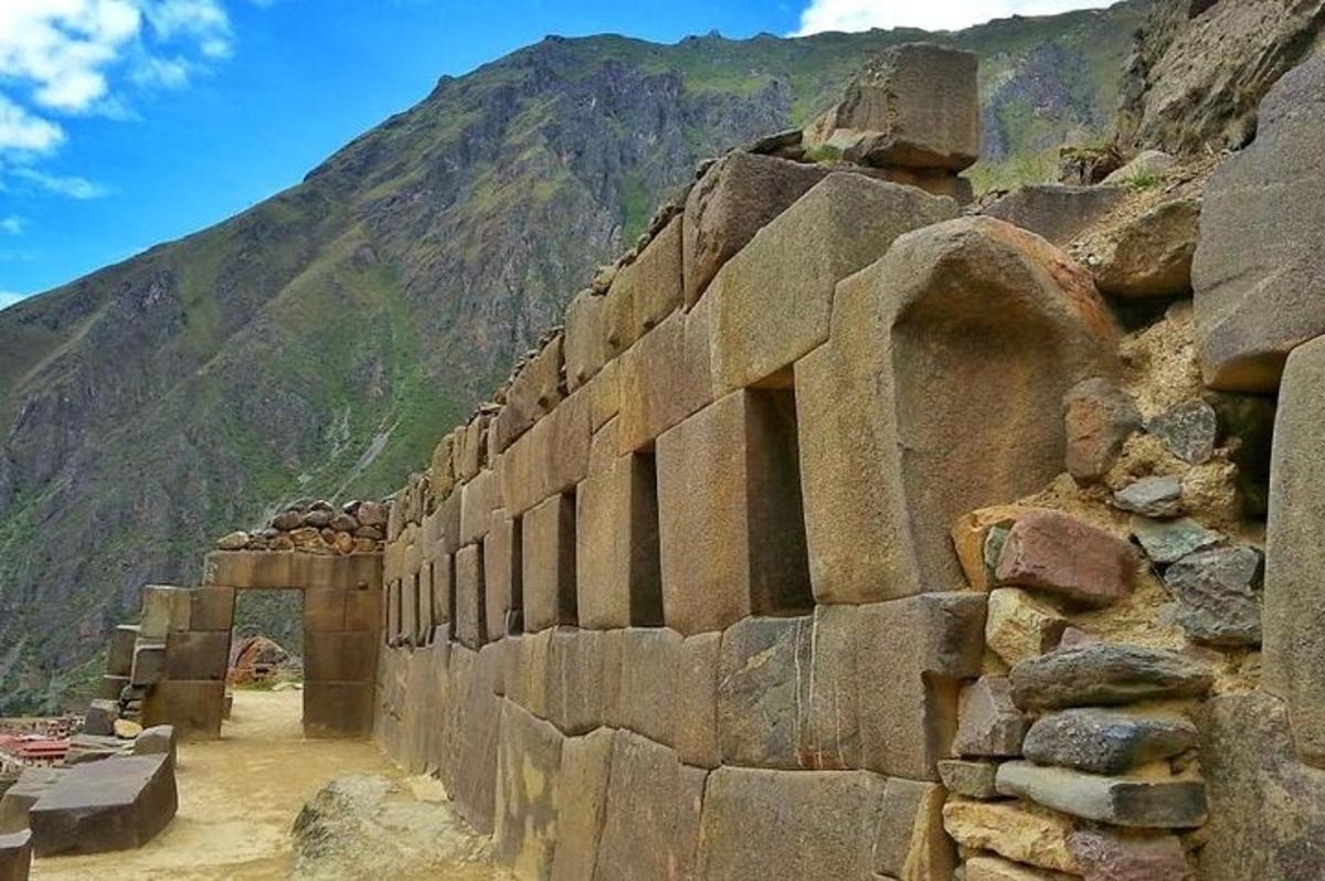 un muro di pietra con una montagna sullo sfondo