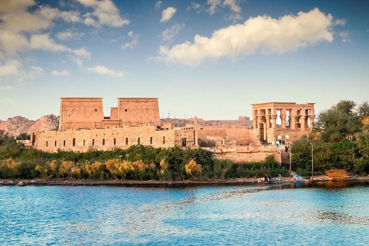 ένα μεγάλο κάστρο που βρίσκεται στην όχθη ενός ποταμού