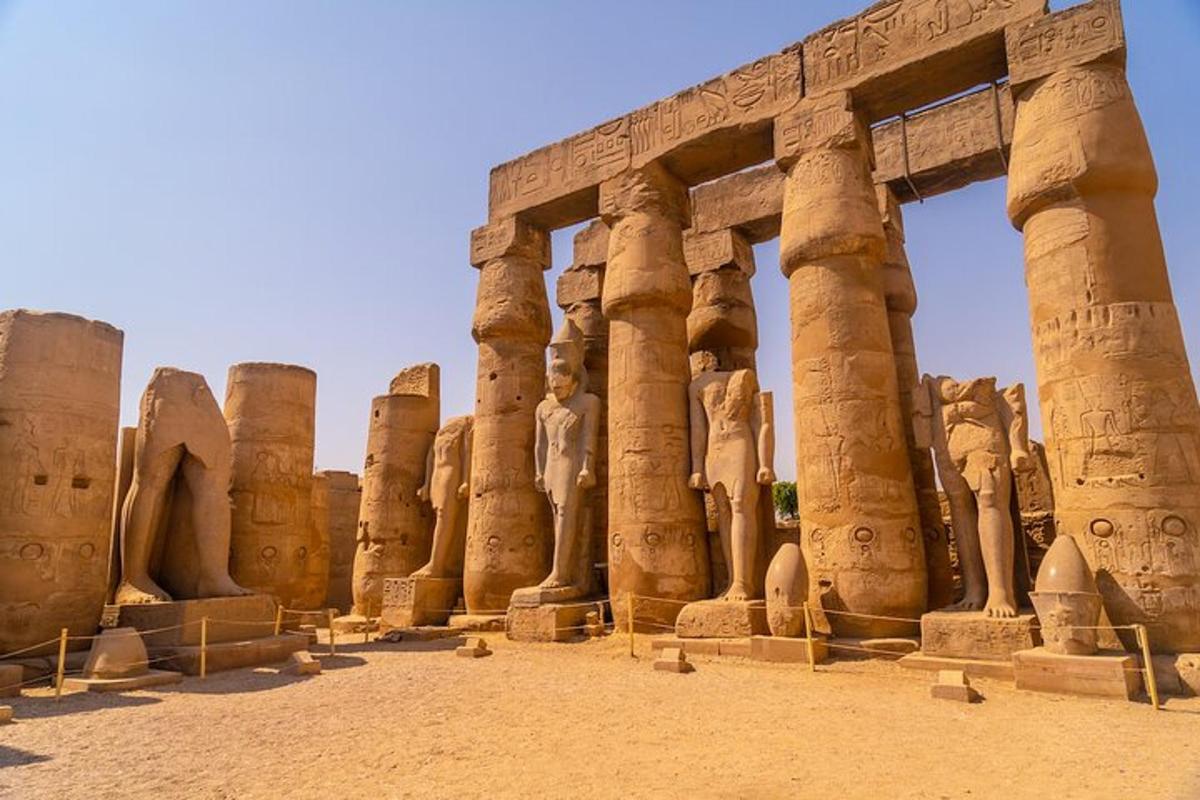 un edifici antic amb columnes al desert