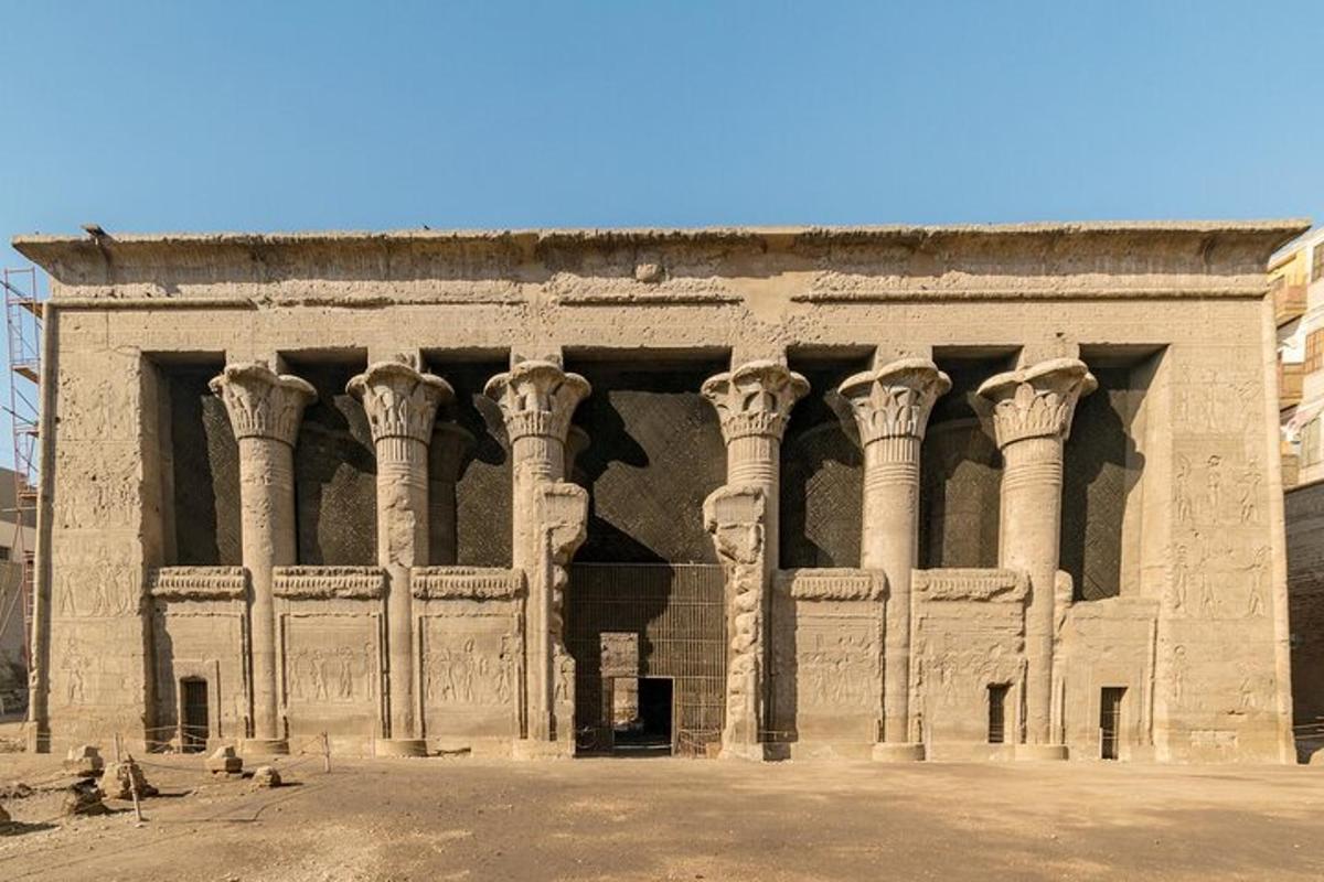 un edifici antic amb columnes en una ciutat