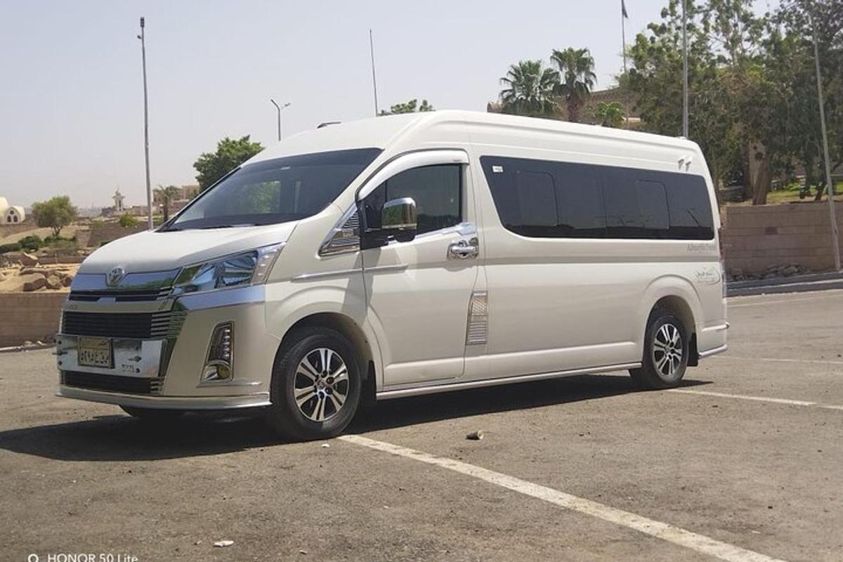 một chiếc xe tải màu trắng đỗ trong bãi đậu xe