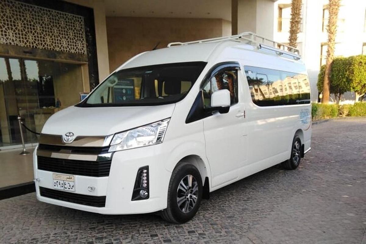 một chiếc xe tải màu trắng đỗ trước một tòa nhà