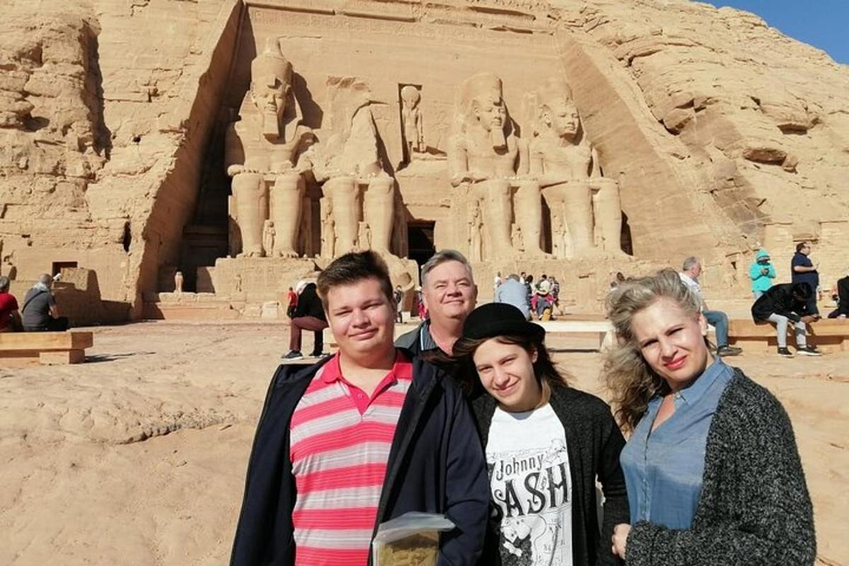 Un grupo de personas de pie frente al araoharaoh