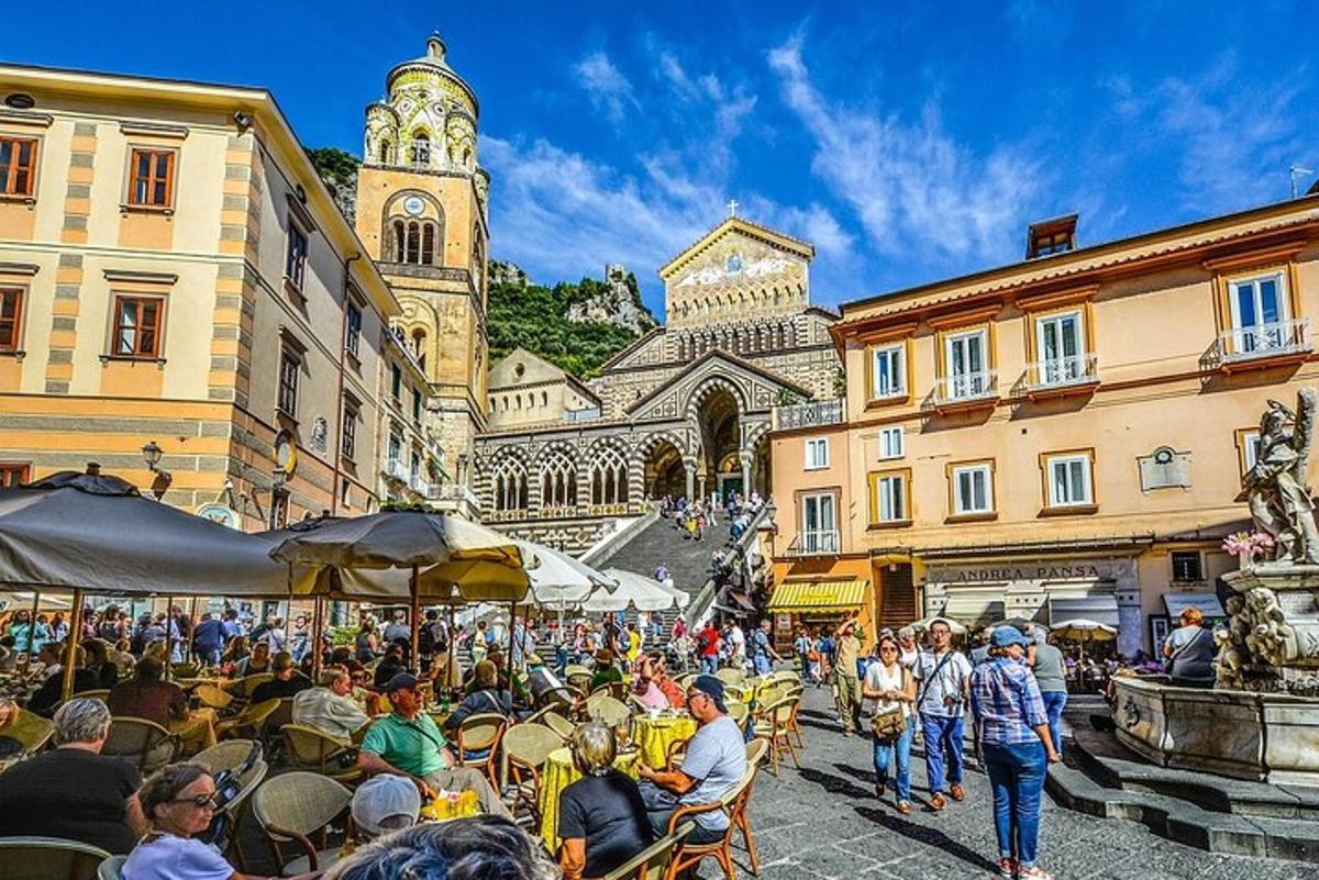 un groupe de personnes assises à des tables dans une rue