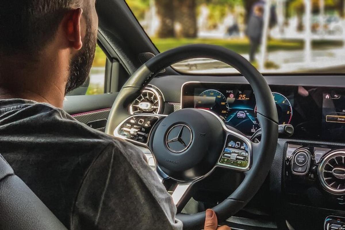 un uomo alla guida di una Mercedes-Benz