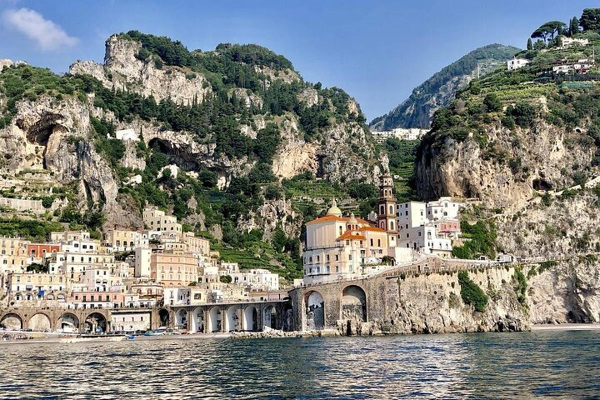 una città sul fianco di una montagna vicino all'acqua