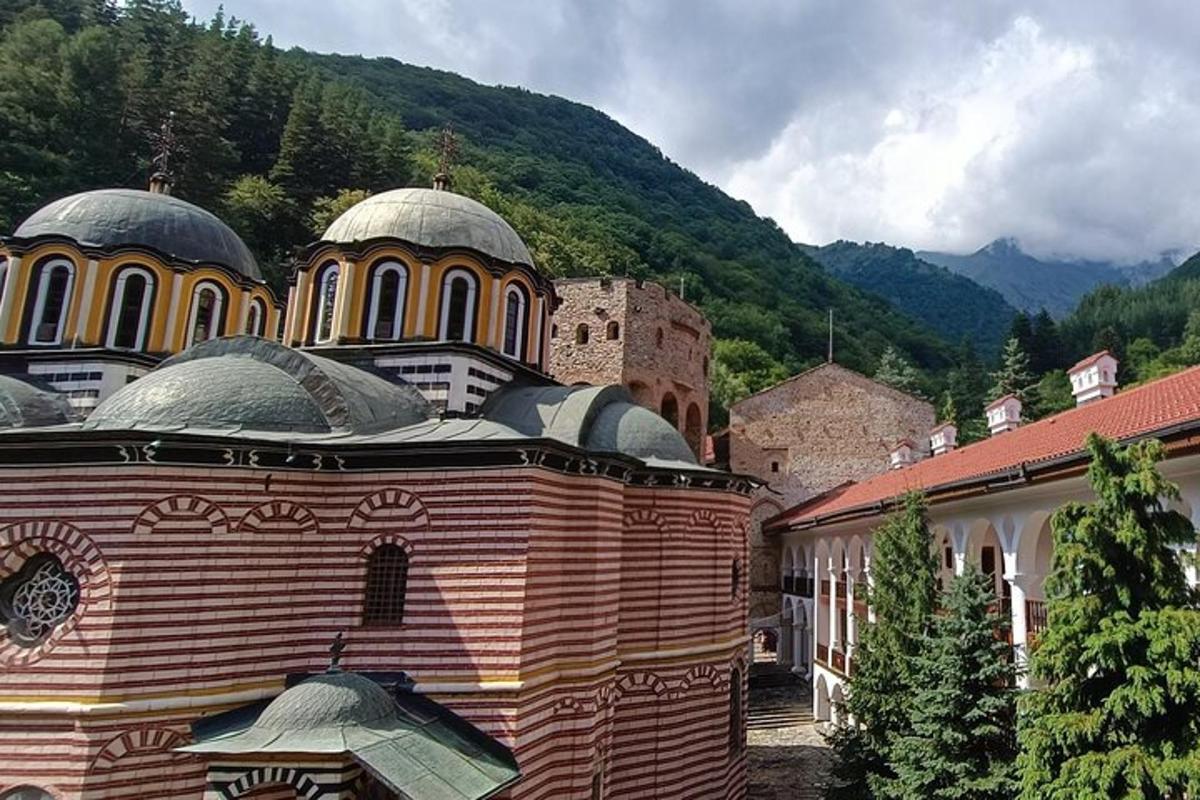 skupina stavb s kupolami na vrhu