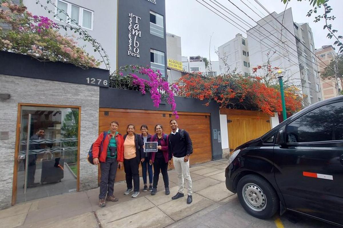 um grupo de pessoas em pé em frente a um prédio