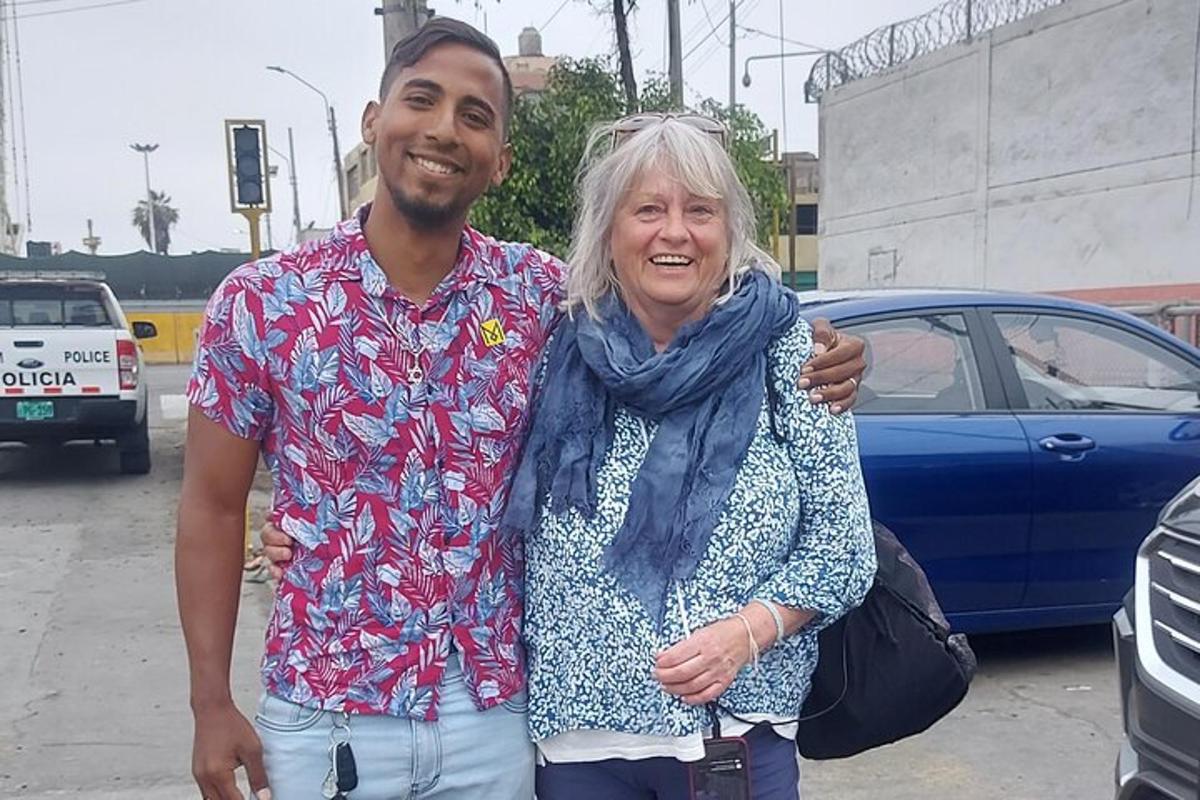 um homem e uma mulher parados ao lado de um carro