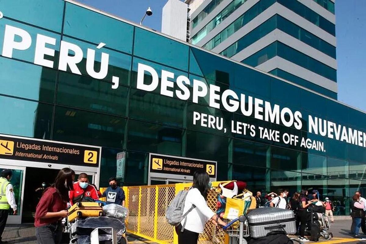 um grupo de pessoas em pé na frente de uma loja