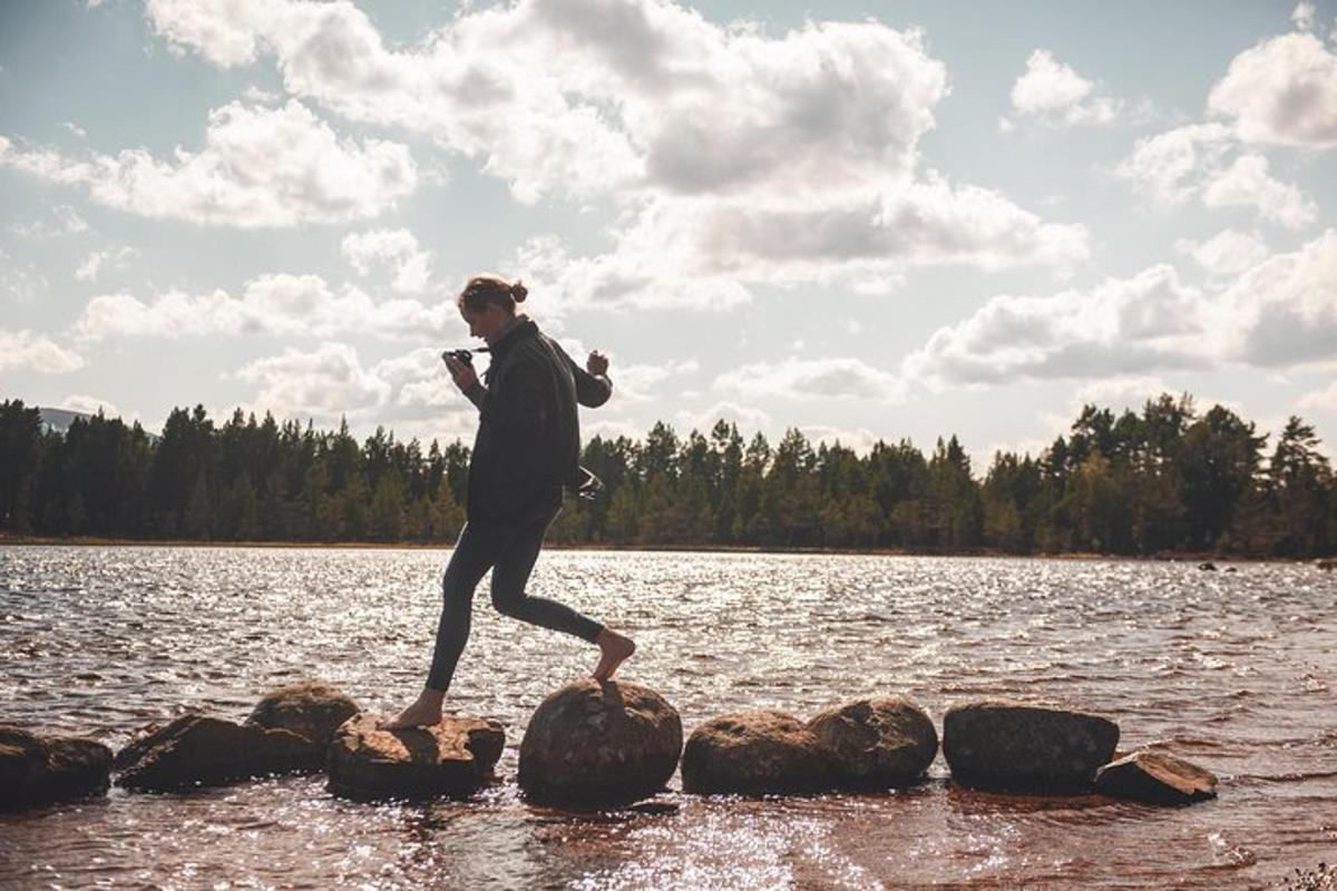 naine kõnnib vees kivide peal
