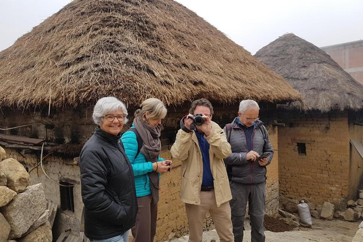 一群人站在小屋前