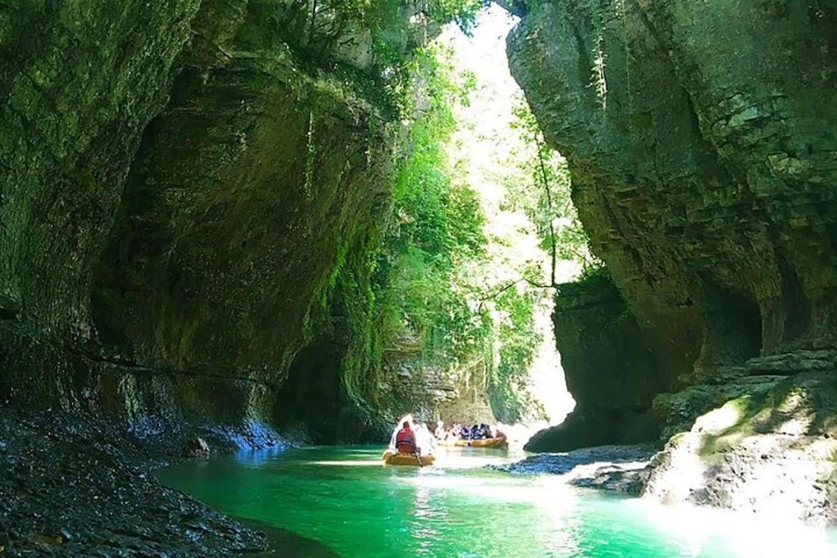 eine Gruppe von Menschen, die in einer Höhle einen Fluss hinunter raften