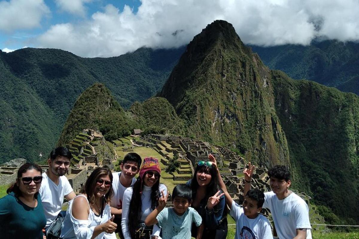 sekumpulan orang bergambar di machu picchu