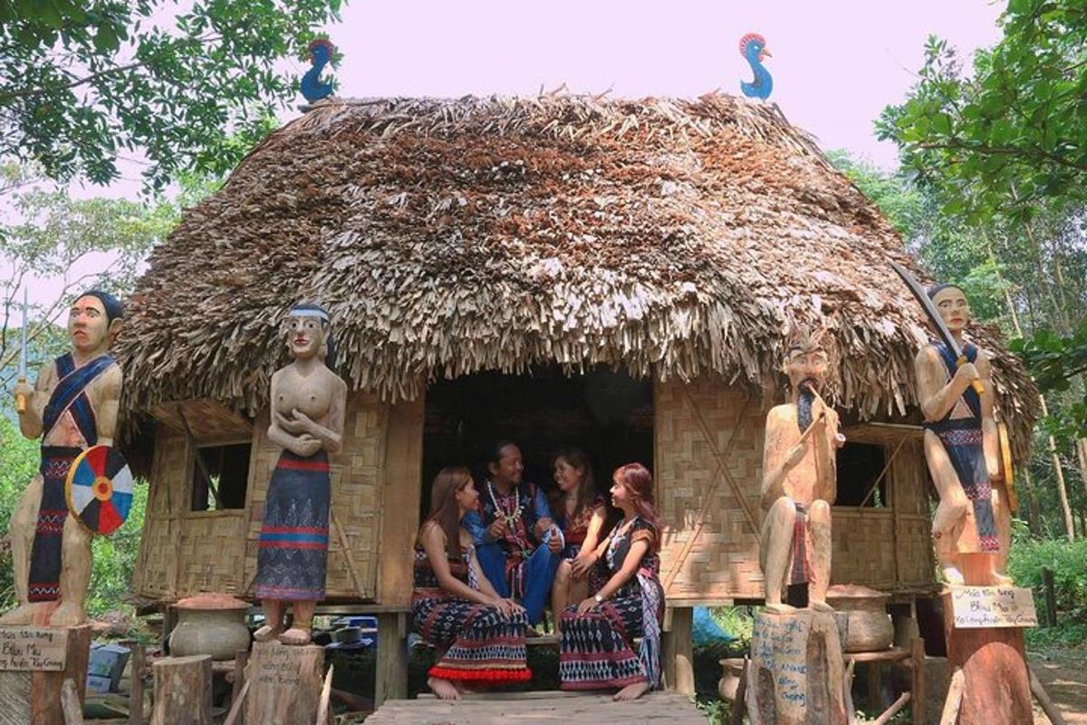 sekumpulan orang yang duduk di pondok jerami
