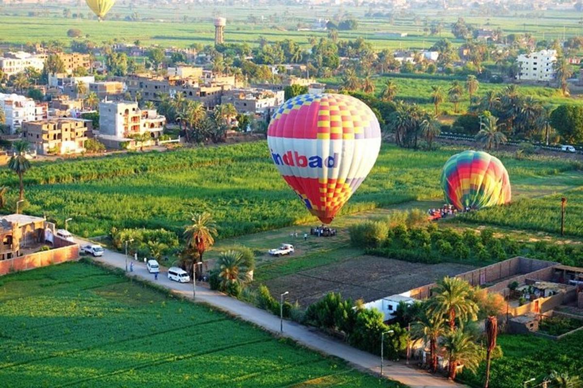 dua belon udara panas terbang di atas sebuah bandar