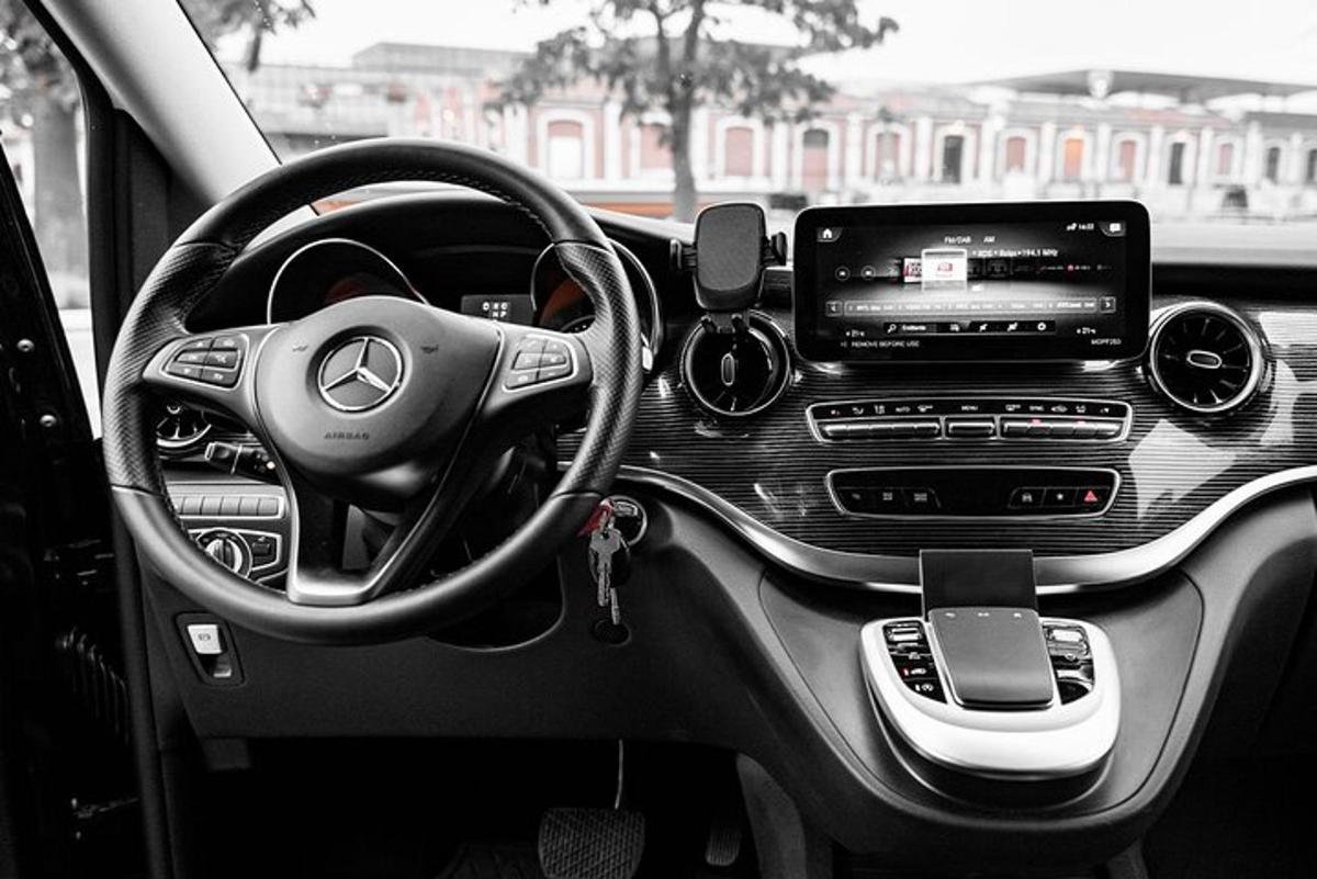 Vaade Acedes Benzi auto sisemusele