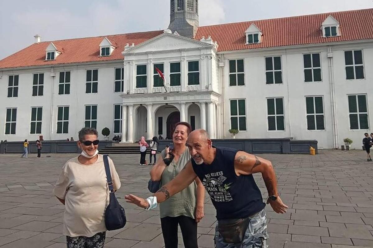 skupina lidí stojících před budovou