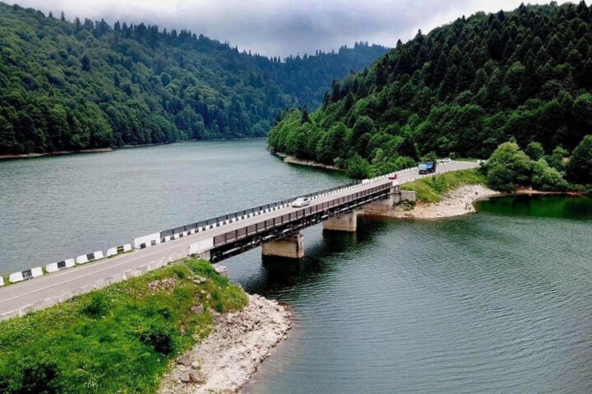 uma ponte sobre um rio com um trem nela