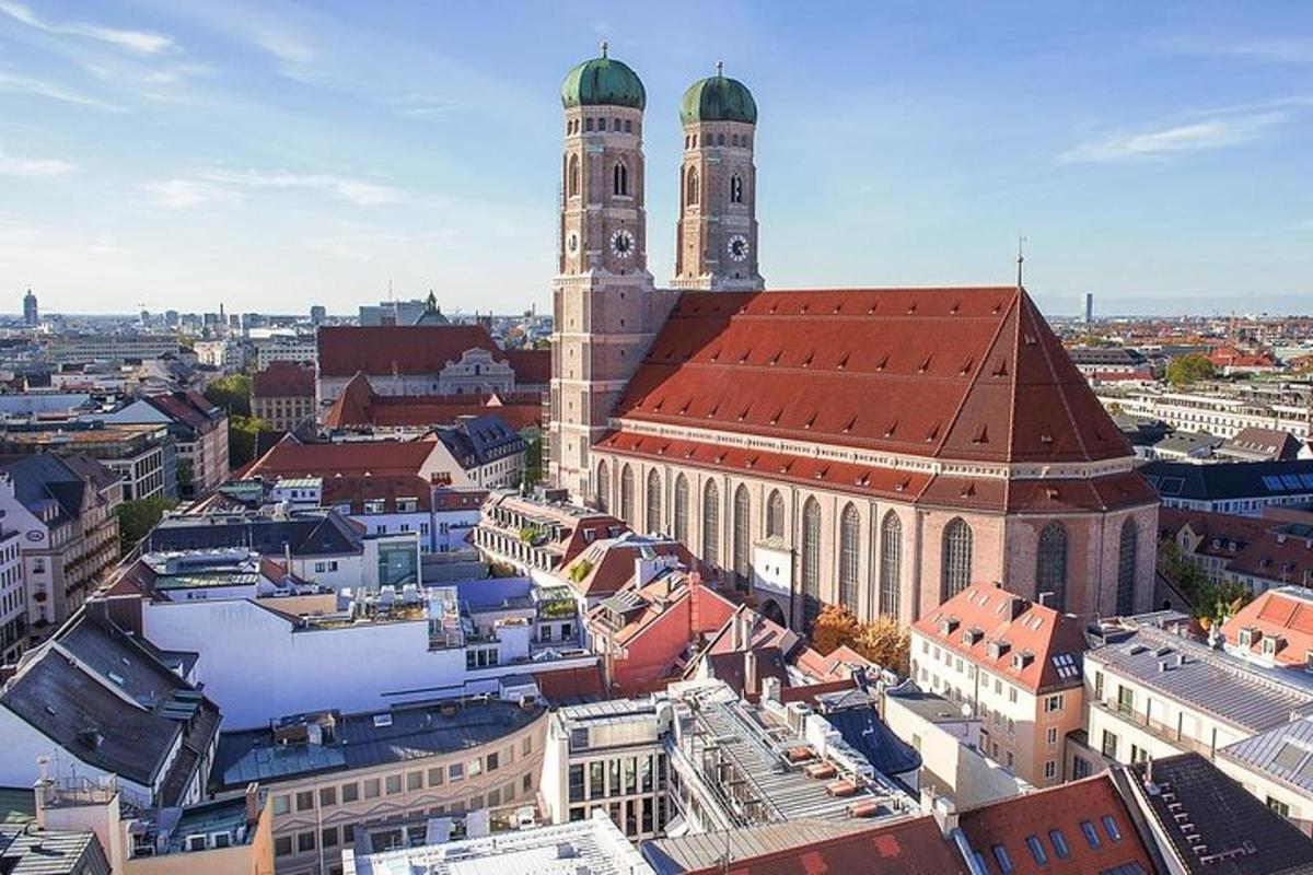 Letecký pohled na město s hodinovou věží
