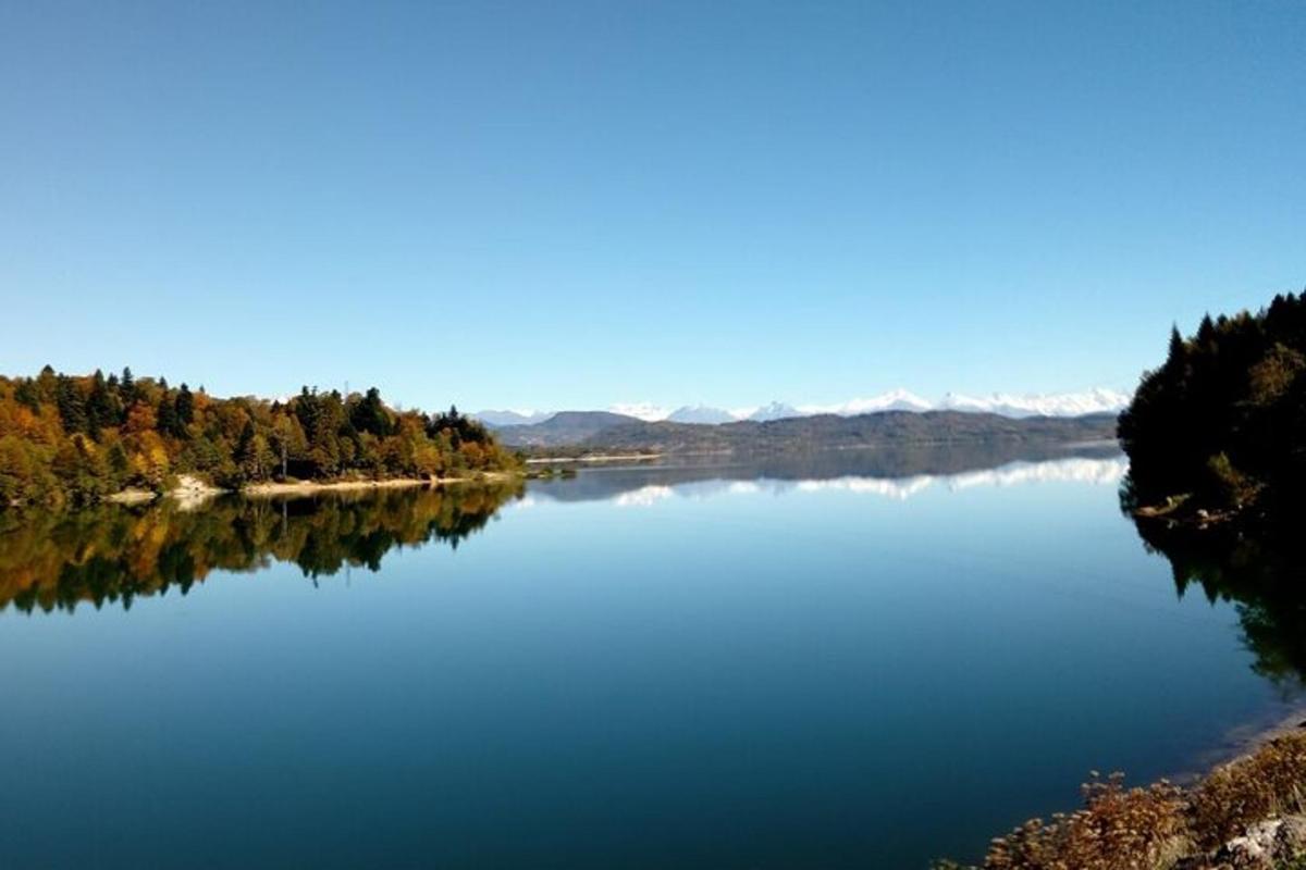 um grande lago azul com árvores na margem