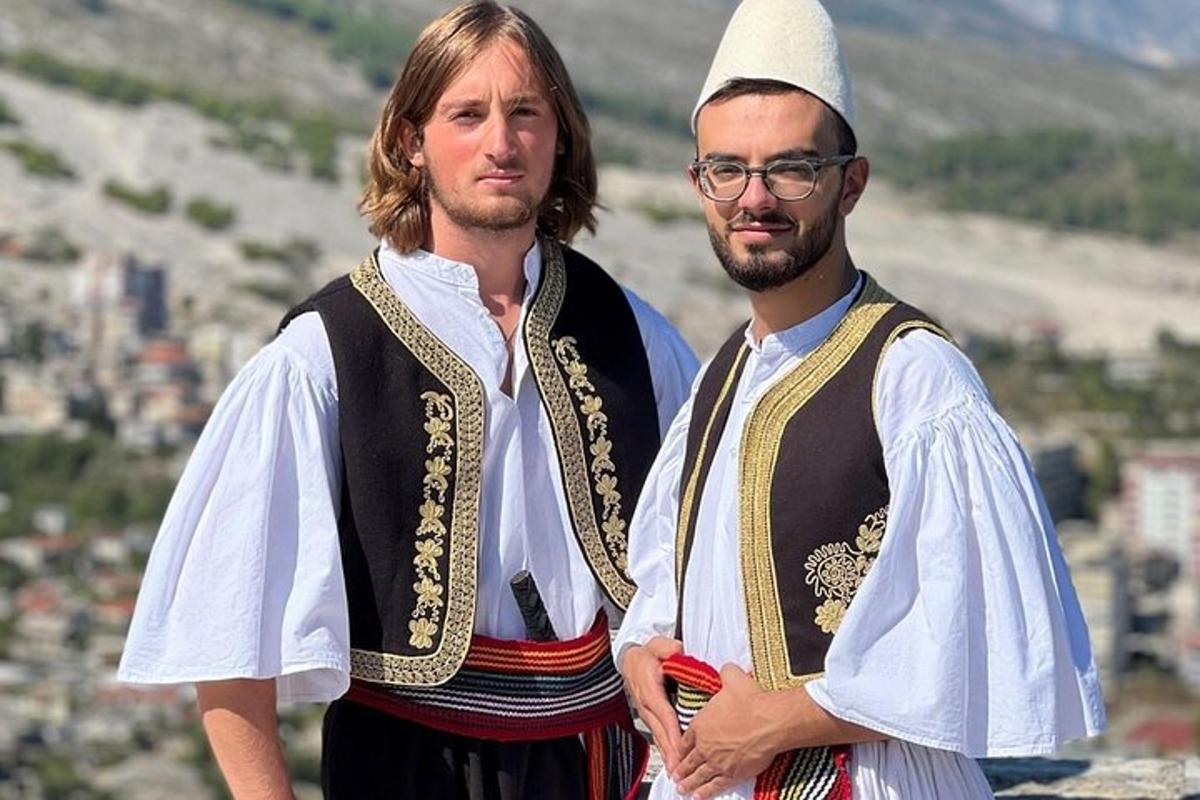 dos homes amb roba tradicional dempeus en una muntanya