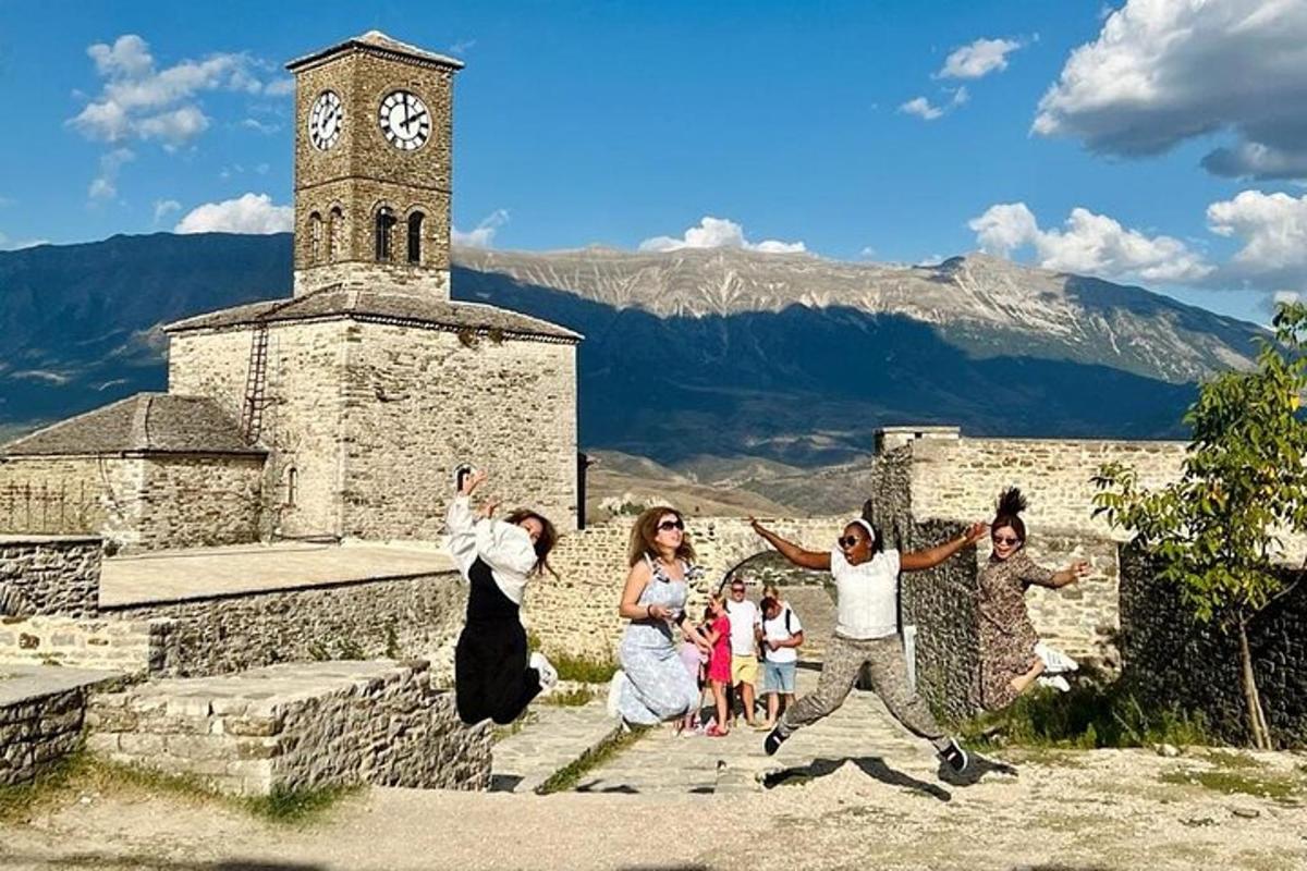 grupp inimesi hüppas kellatorni ees