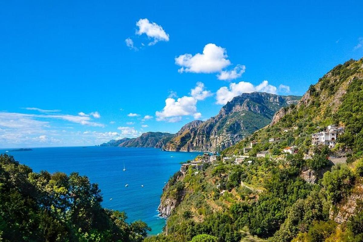 o vedere a coastei Amalfi cu oceanul
