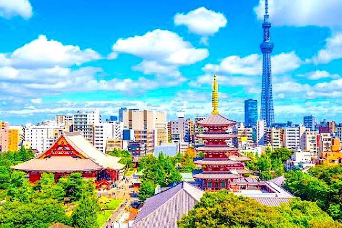 una vista di una città con un edificio e una torre