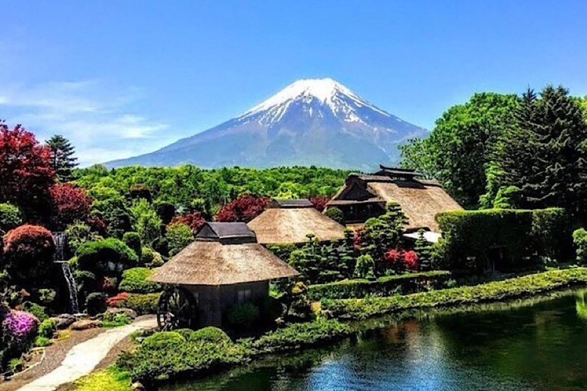 una montagna in lontananza con una casa e un lago